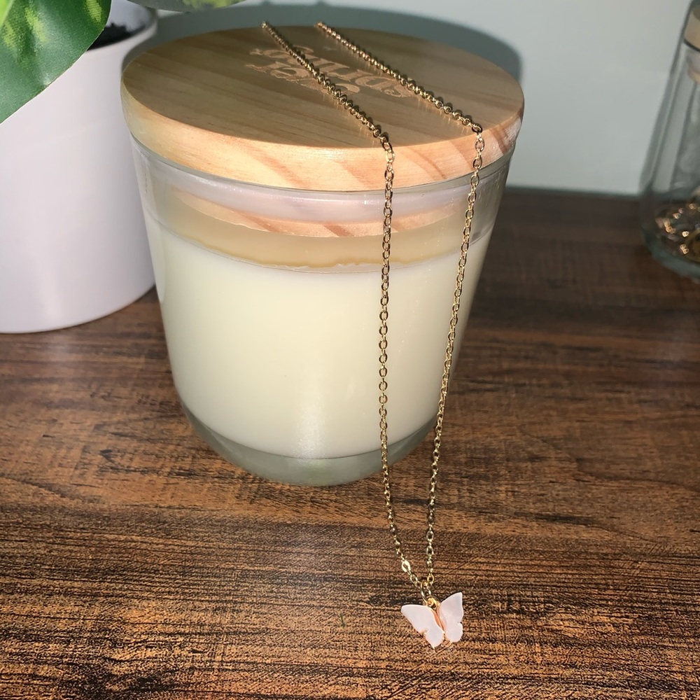 White butterfly necklace: - Picture 4 of 5